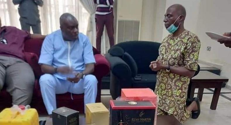 James Manager kneels before James Ibori (SaharaReporters)