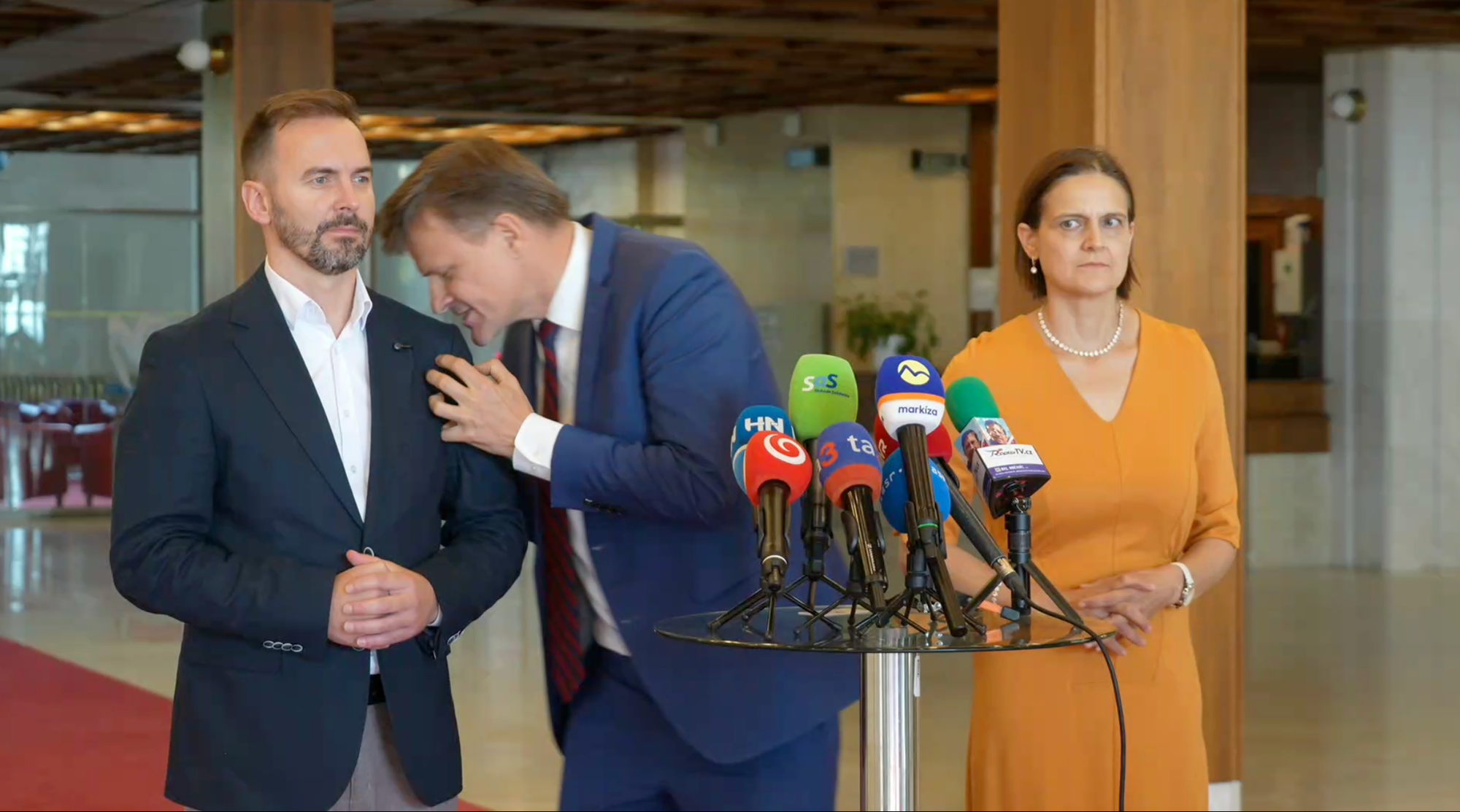Michal Šipoš, Alojz Hlina a Mária Kolíková počas tlačovej konferencie. 