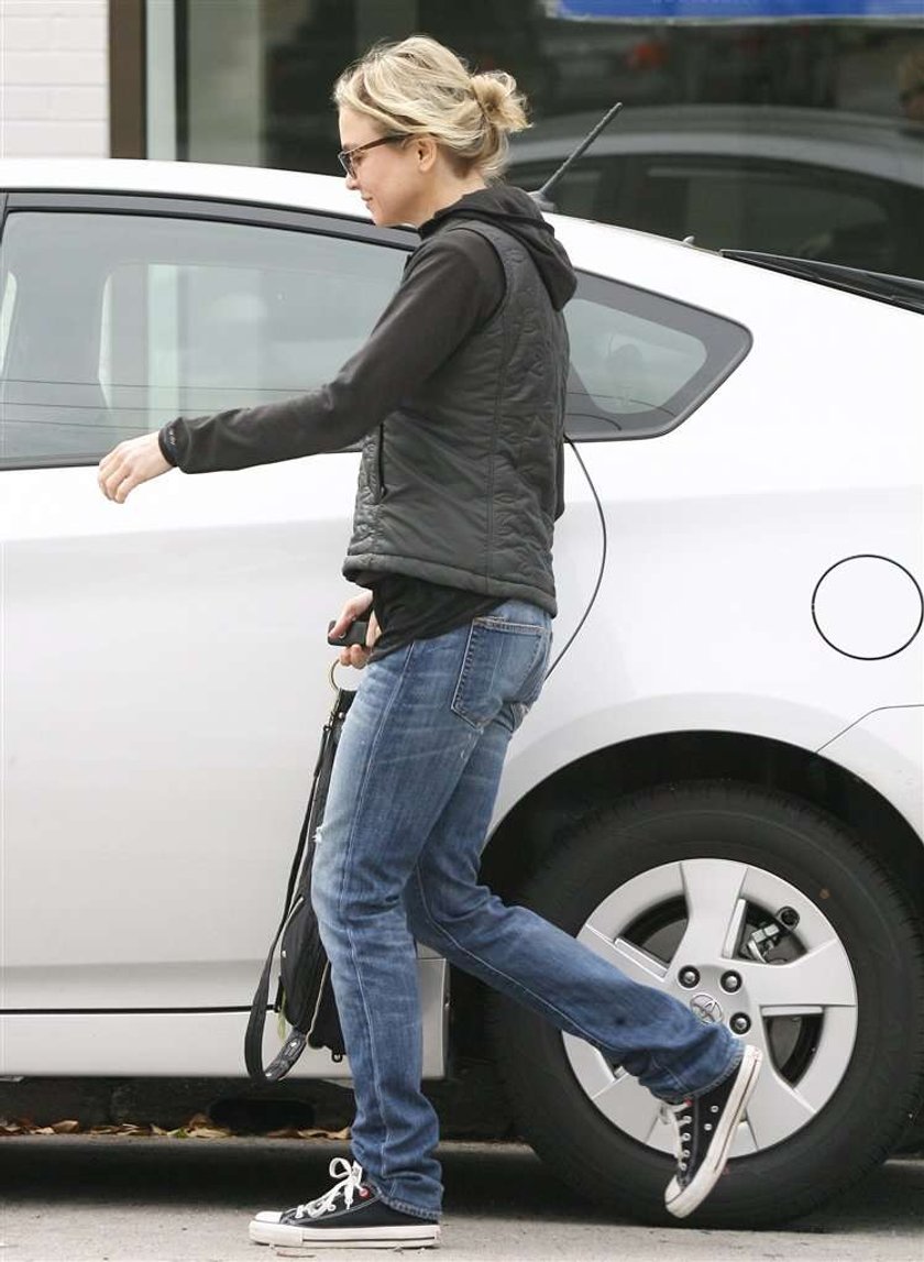 Renee Zellweger wsiada do Toyoty Prius