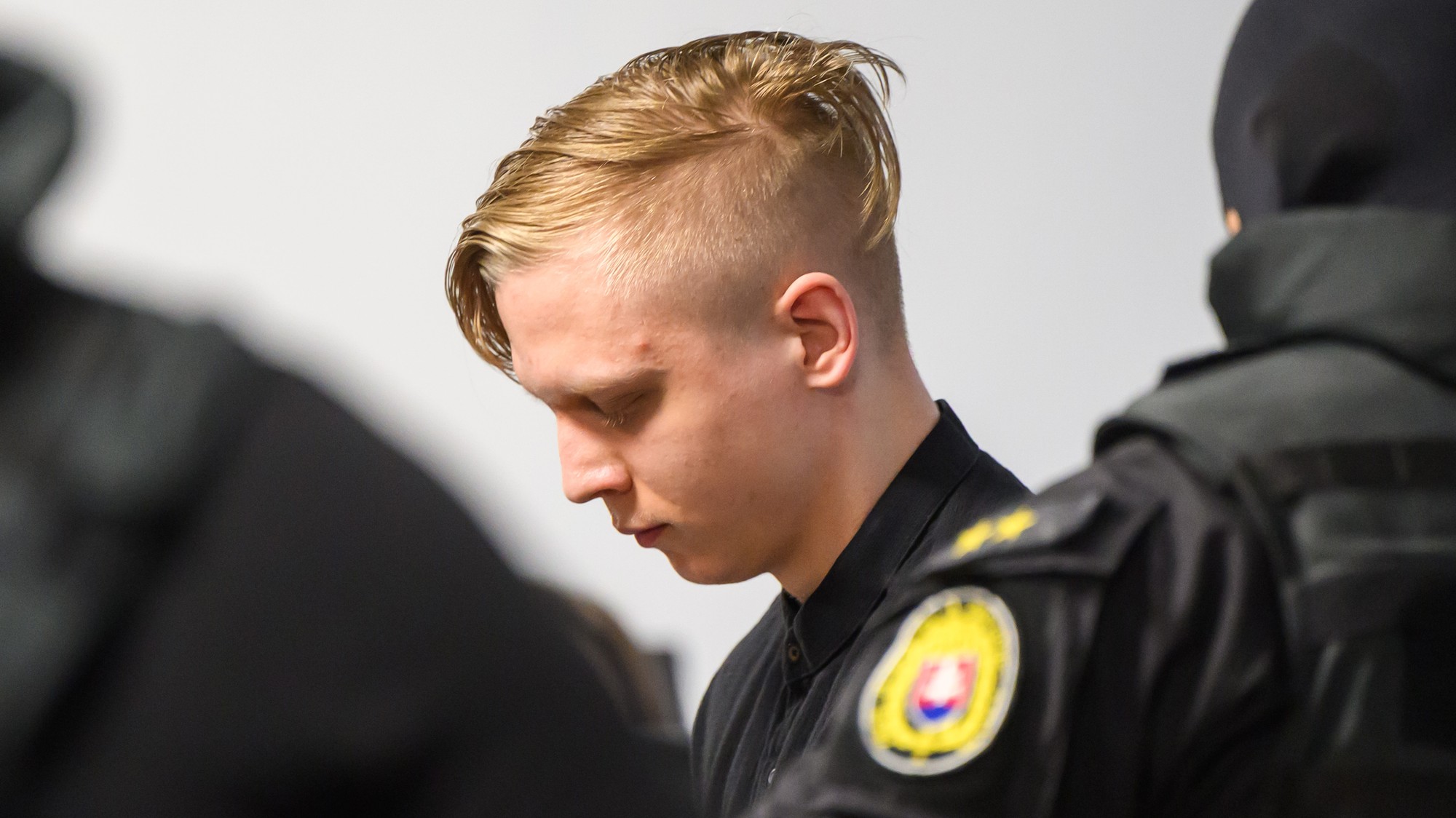 Obžalovaný Samuel S. z útoku na gymnáziu v Spišskej Starej Vsi v okrese Kežmarok, pri ktorom prišli o život dve ženy na Špecializovaný trestný súd (ŠTS) v Pezinku v pondelok 11. mája 2026. 