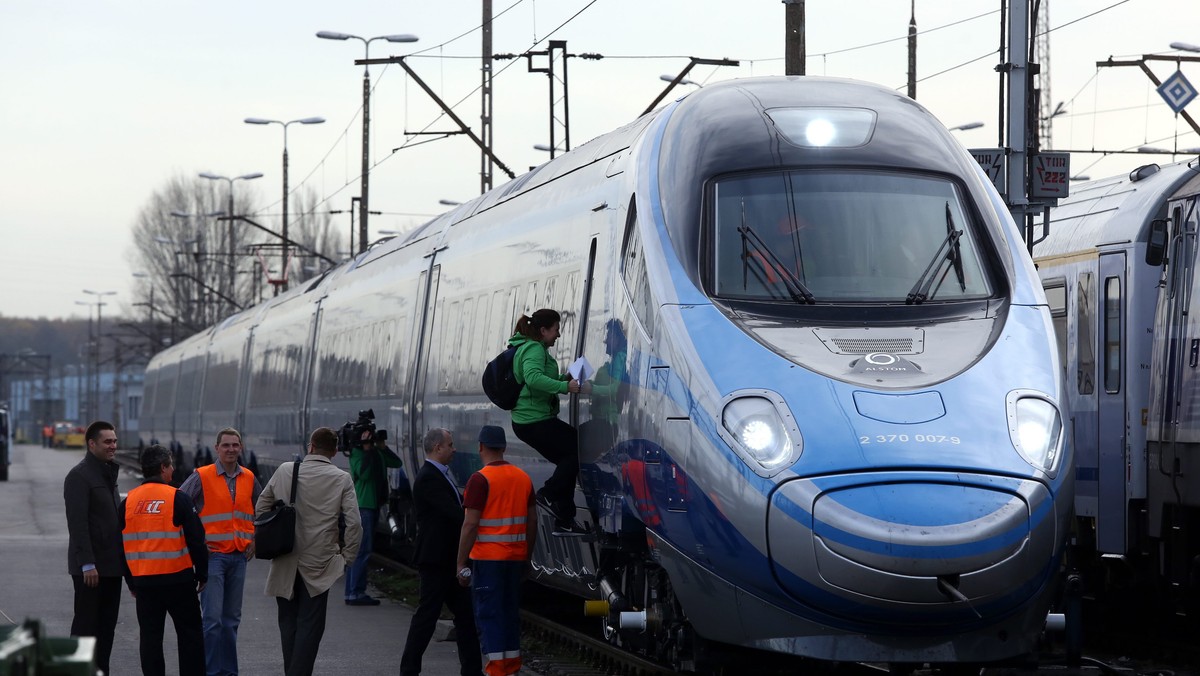 Afera z brakiem dopuszczenia do eksploatacji Pendolino nie jest bynajmniej pierwszą związaną z tym zakupem. W ciągu ostatnich sześciu lat emocjonowaliśmy się brakiem wychylnego pudła, finansowania, czy odpowiednich czasów przejazdu.