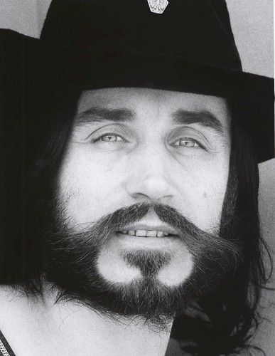 'Jeszcze wiruje Twoja płyta...'