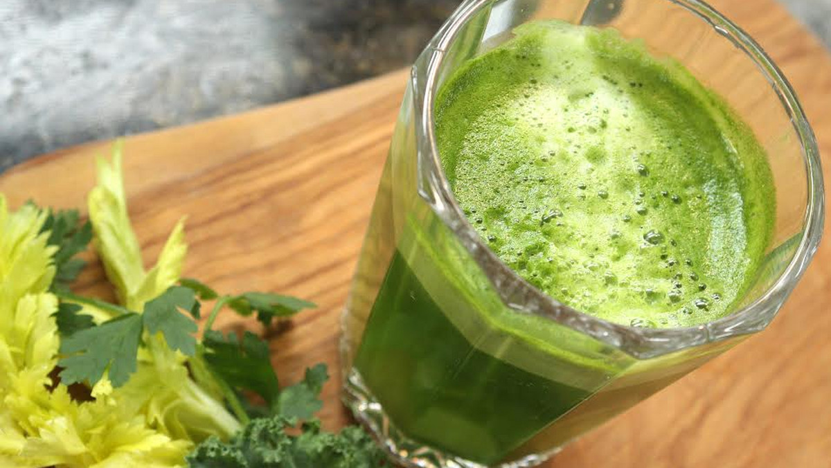 Słodzone soki warto zastąpić naturalnymi koktajlami ze świeżych albo mrożonych owoców. Smoothies, bo o nich mowa, nie tylko doskonale smakują, ale są także źródłem wielu cennych witamin i minerałów. Ich regularne spożywanie pozytywnie wpływa na wygląd skóry, wspomaga metabolizm oraz chroni przed chorobami. Dlaczego jeszcze warto je pić i jak samodzielnie je wykonać? Przekonajcie się.