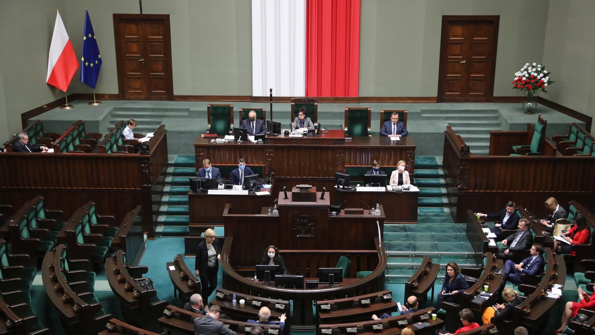 Prezes Prawa i Sprawiedliwości do tej pory osobiście stawiał się na sali plenarnej Sejmu. W trakcie środowego posiedzenia parlamentu zdecydował się jednak na połączenie zdalne. Działacz jego partii zamieścił zdjęcie Kaczyńskiego przed komputerem.