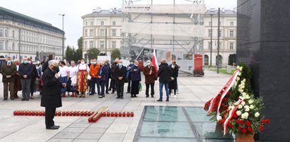 Miesięcznica w cieniu obostrzeń. Co z dystansem społecznym?