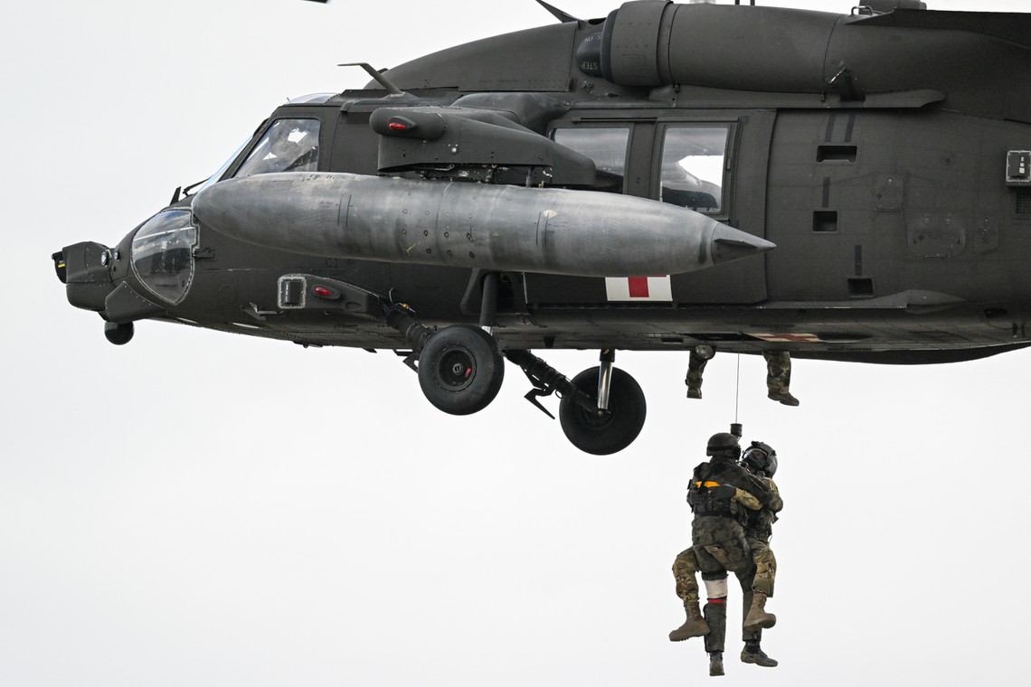 Śmigłowiec UH-60 Black Hawk podczas ćwiczenia NIEDŹWIEDŹ-22 z udziałem pododdziałów z wszystkich jednostek 18. Dywizji Zmechanizowanej oraz żołnierzy wojsk sojuszniczych ze Stanów Zjednoczonych i Wielkiej Brytanii.