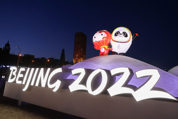 Shuey Rhon Rhon i Bing Dwen Dwen, maskotki igrzysk olimpijskich (P) i paraolimpijskich (L) w Pekinie