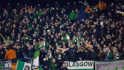 Dantejskie sceny po derbach Glasgow. Setki kibiców Rangers i Celticu wbiegło na murawę
