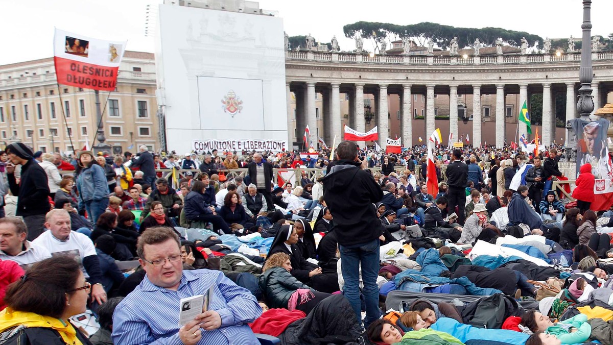 Plac św. Piotra został zamknięty dla pielgrzymów. Wierni nie mogą już wejść do sektorów przed bazyliką. Nikt nie potrafi określić, ile osób się w nich zgromadziło. Jedną z ostatnich większych grup, która dostała się na plac była pielgrzymka "Solidarności" z Wrocławia. W niektórych sektorach jest tak tłoczno, że ludzie mdleją. Ogromny ścisk panuje w okolicach Zamku Świętego Anioła w Rzymie, spod którego wielki tłum pielgrzymów próbuje przedostać się w kierunku Placu świętego Piotra. Blokada dróg ewakuacyjnych utrudnia niesienie pomocy ludziom, którzy zemdleli.