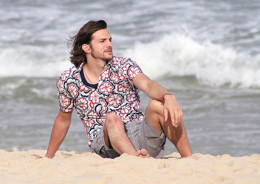 Ashton Kutcher na plaży w Rio de Janeiro