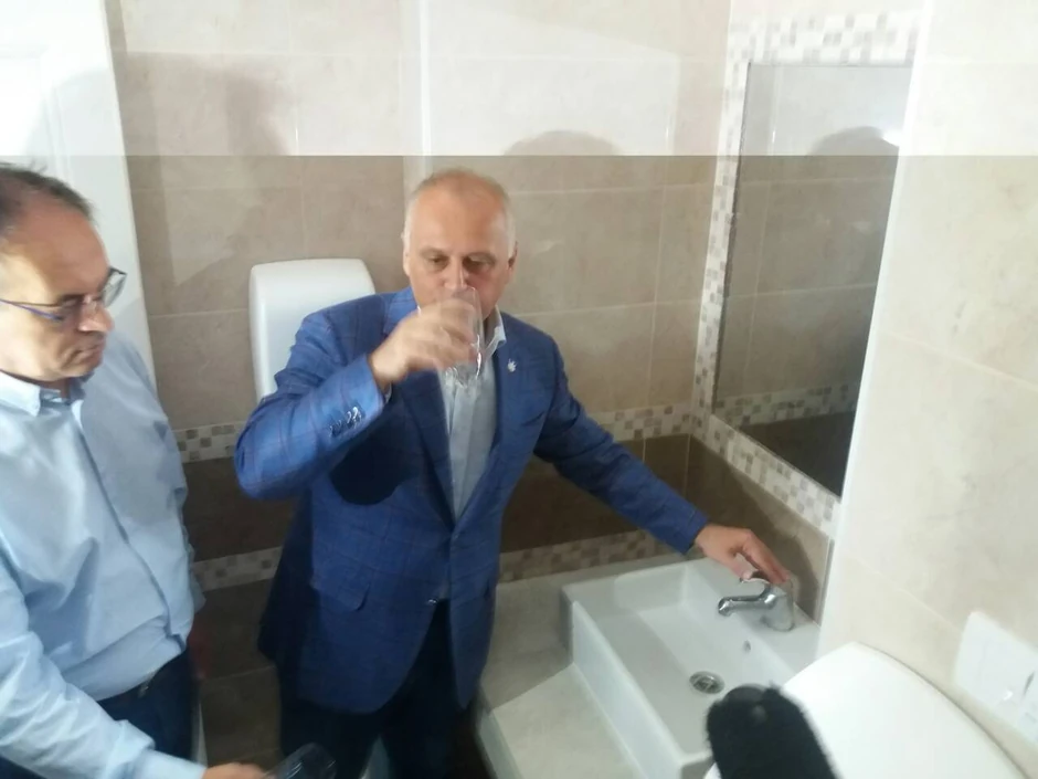 Vesić pio vodu sa česme pred novinarima