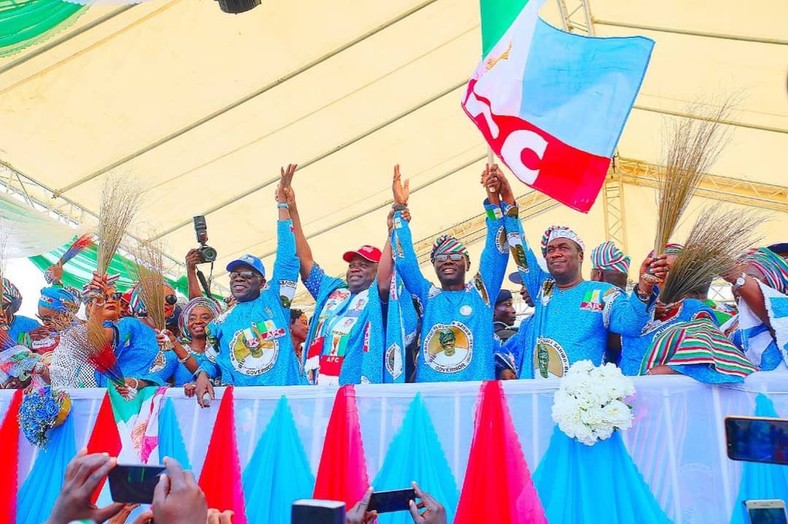 Ambode endorses Sanwo-Olu and Hamzat at the Lagos APC campaign rally on Tuesday, January 8, 2019 (Lagos APC)  