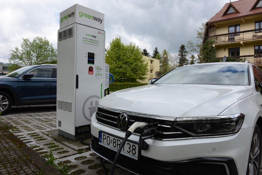 Volkswagen Passat GTE ładuje się dość długo, nawet z szybkich ładowarek. Maksimum poboru mocy to nieco ponad 3 kW. Lepiej (i taniej) energię uzupełniać w domu i biurze.