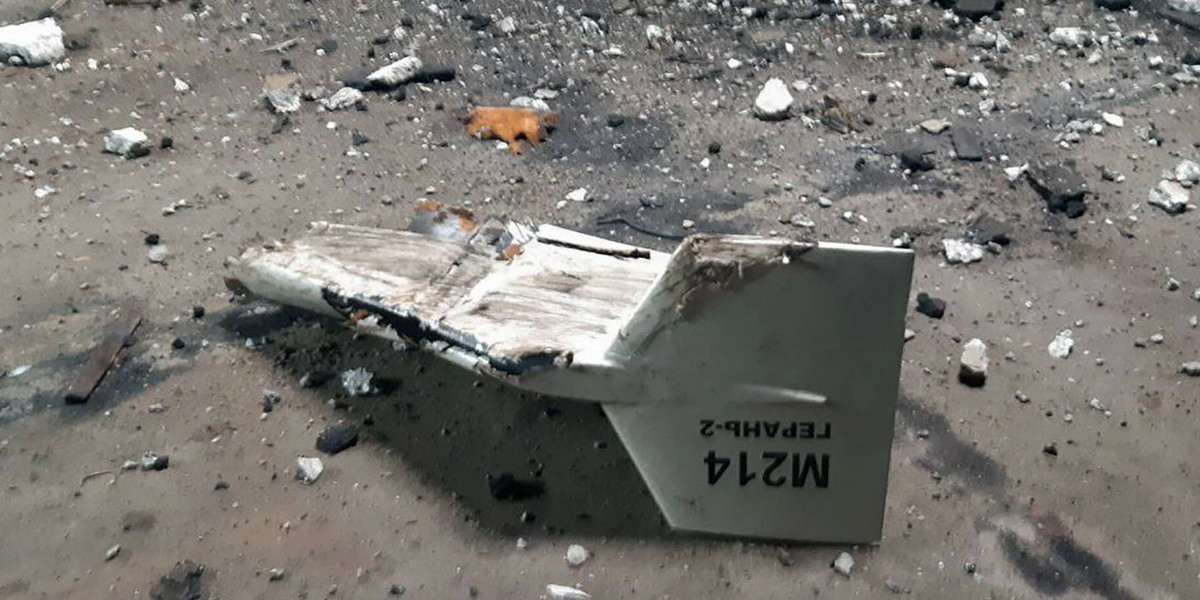 Wrak tego, co ukraińskie wojsko określiło jako irańskiego drona Shahed, zestrzelonego w pobliżu Kupiańska na Ukrainie