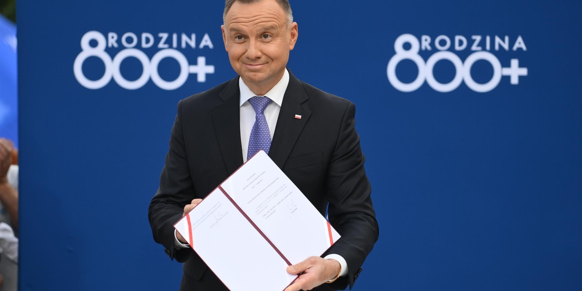 Prezydent Andrzej Duda podpisał ustawę podwyższająca świadczenie 500 plus do 800 zł. 