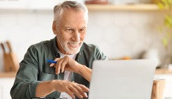 Tym seniorom ZUS wypłaca prawie 350 zł co miesiąc. Czy należy ci się świadczenie?