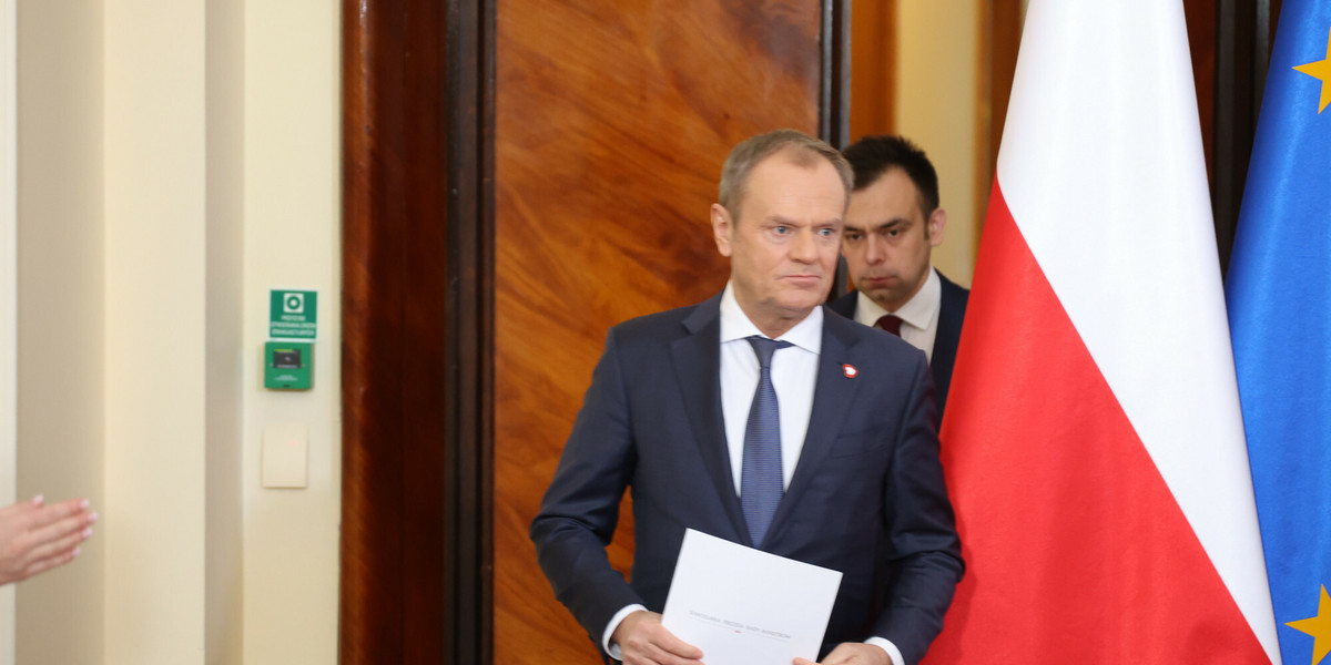 Andrzej Domański (w tle), minister finansów w rządzie Donalda Tuska, ma trudne zadanie. Budżet na 2024 r. jest napięty, a potrzeby pożyczkowe duże. 