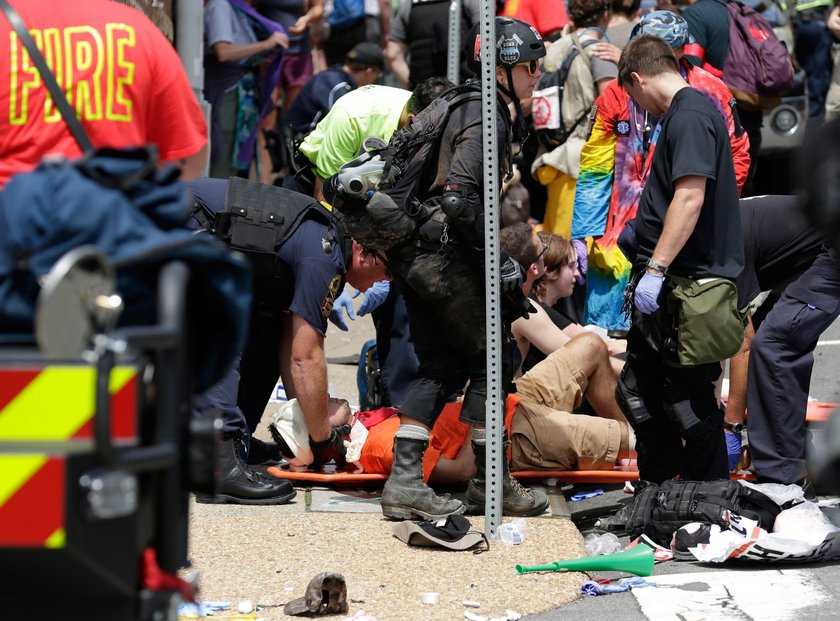 Samochód wjechał w tłum w Charlottesville. Są ranni