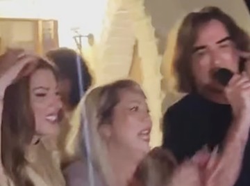 ŽELJKO MITROVIĆ ZAPEVAO NA ROĐENDANU BIVŠE ŽENE: Pored njega Hani i ćerka, a ova VELIKA ZVEZDA ukrala je šou (VIDEO)