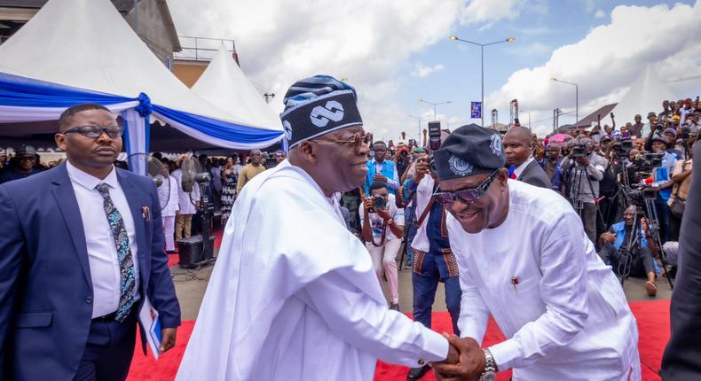Bola Tinubu (left) shakes hands with Nyesom Wike (right) [Twitter/@officialABAT]