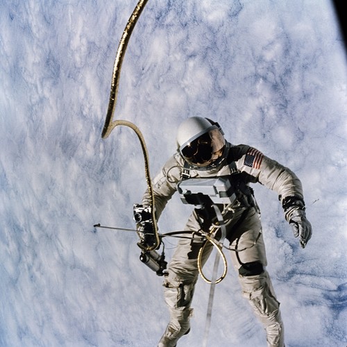Ed White podczas pierwszego amerykańskiego spaceru kosmicznego, Gemini 4, 3.06.1965, fot. Jim McDivitt/NASA