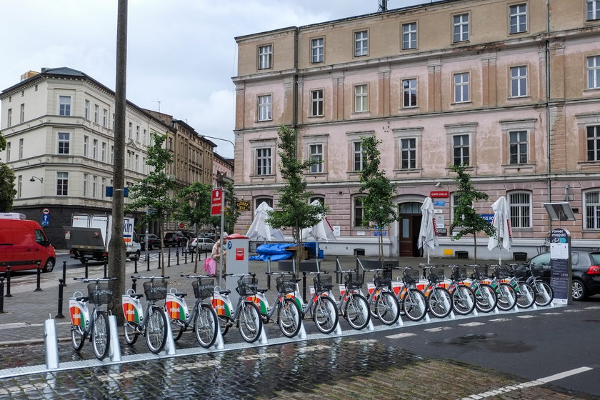 Stacje roweru miejskiego zajęły miejsca parkingowe