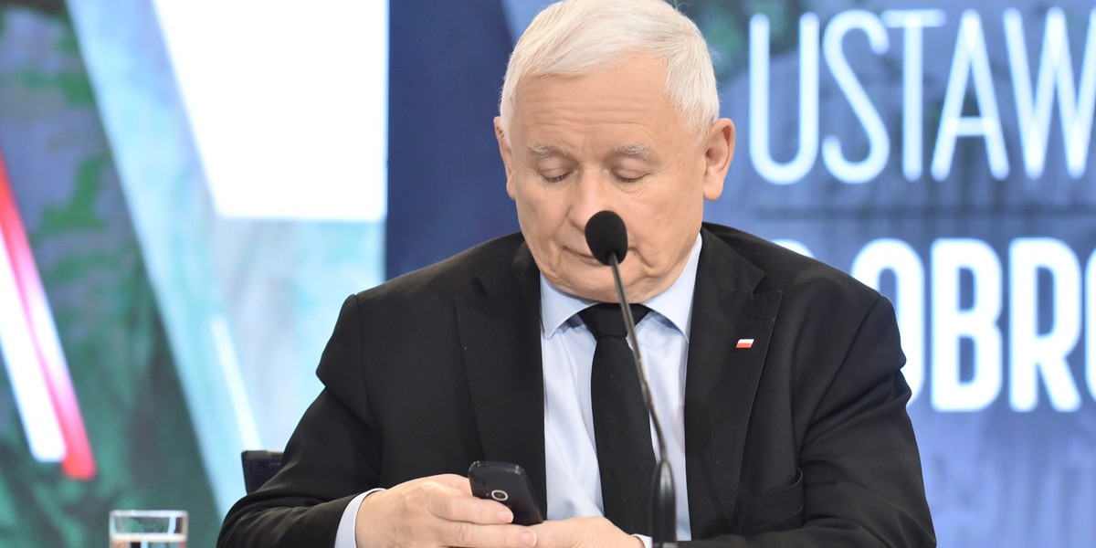 Jarosław Kaczyński z telefonem