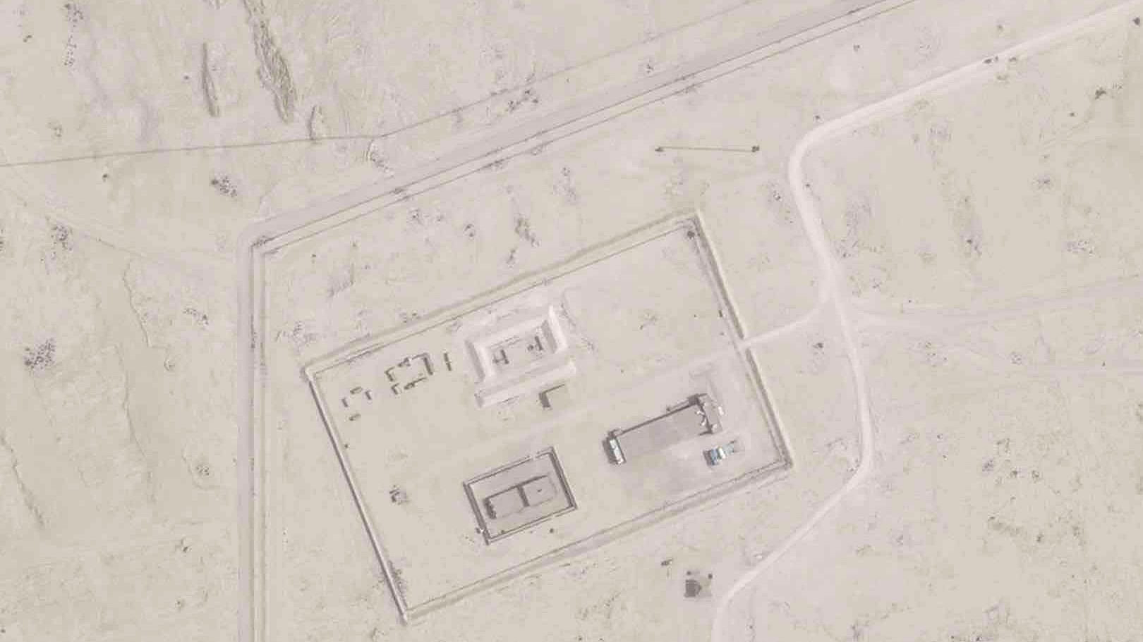 Na satelitnej snímke spoločnosti Planet Labs PBC zobrazuje americkú leteckú základňu al-Udajd v Katare. Irán počas útoku na americkú leteckú základňu al-Udajd v Katare z 23. júna pravdepodobne zasiahol zariadenie na zabezpečenú komunikáciu používanú Washingtonom.