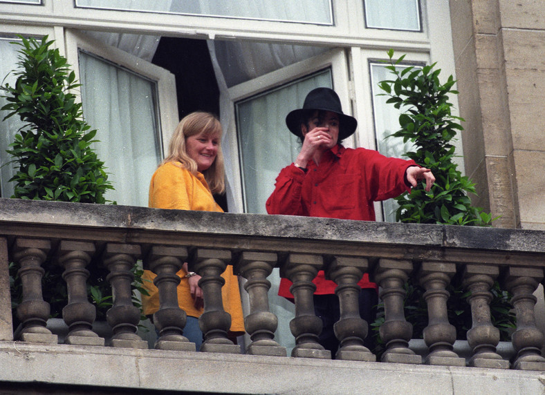 Michael Jackson i Debbie Rowe na balkonie pokoju hotelowego w Paryżu