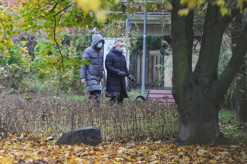 Paweł Rabiej na spacerze z partnerem Michałem Cessanisem, dziennikarzem i podróżnikiem