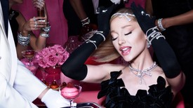 Ariana Grande a Swarovski 2024-es ünnepi kampányában