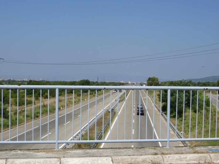 Posle udesa devojka je pala preko ograde sa nadvožnjaka 