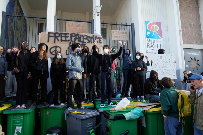 Blokada ulaza u školu u Parizu