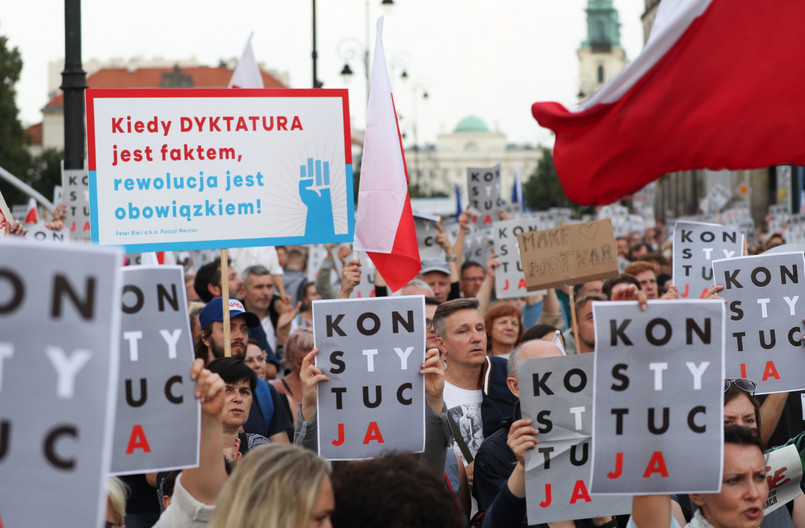 Protest pod hasłem 3 razy weto zorganizowany przed Pałacem Prezydenckim w Warszawie.