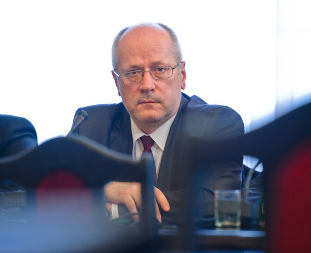 <strong>3.  Zbigniew Jędrzejewski, sędzia Trybunału Konstytucyjnego, pierwszy raz w rankingu</strong>
<br><br>
Miał być pierwszym sędzią trybunału ze wskazania PiS, którego wybór w końcu nie będzie kwestionowany. Nie udało się. Jedna z posłanek zagłosowała na dwie ręce, w efekcie czego opozycja podniosła larum, że wybór prof. Jędrzejewskiego też jest nieważny (oczywiście na nic się to zdało).
<br><br>
Dorobek orzeczniczy nowego sędziego na razie wygląda marnie, bo trudno inaczej nazwać kilka zdań odrębnych, w których powtarza, że wyrok wydano niezgodnie z prawem. Zasługi Jędrzejewskiego nie leżą jednak w jego merytorycznym wysiłku, a niewzruszonej postawie. Na miesiąc przed końcem kadencji Andrzeja Rzeplińskiego sędzia przestał się zjawiać na rozprawach, tym sposobem paraliżując pracę trybunału. Nie stawił się też na zgromadzeniu ogólnym, na którym prezes planował namaścić swojego następcę, przez co zabrakło kworum, by wyłonić kandydata. Taktyka milczącego oporu przyniosła pożądane rezultaty. „Starzy” sędziowie, nawykli do spokoju i harmonii, najpierw zostali zmuszeni ujarzmiać chaos, żeby na koniec i tak znaleźć się na pozycji przegranych.