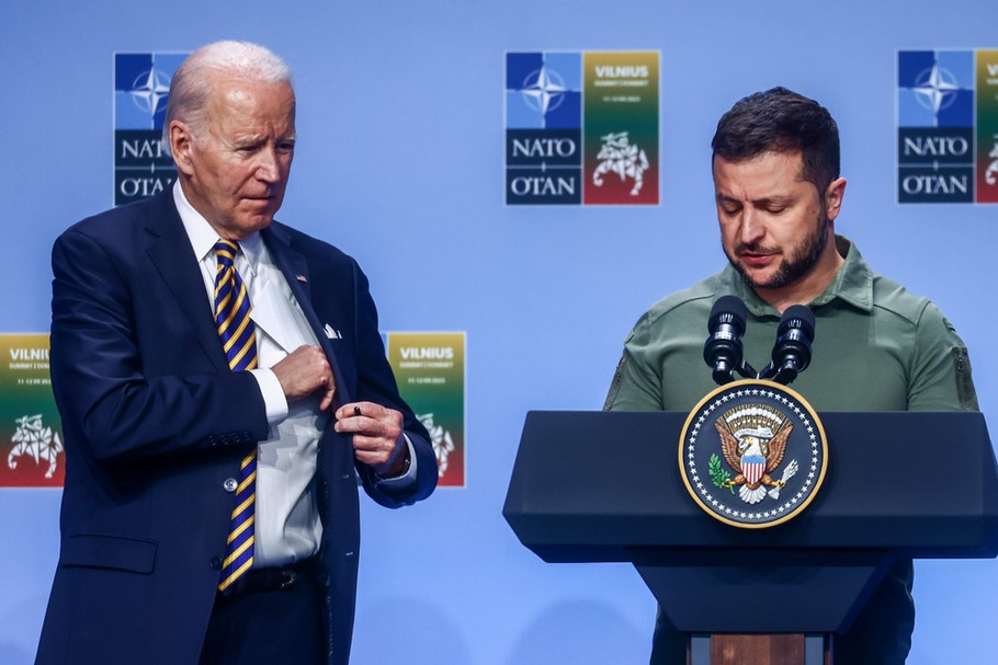 Biden wprawił w osłupienie zebranych na ostatnim corocznym szczycie NATO, które odbyło się w tym roku na Litwie, odmawiając nakreślenia jasnej ścieżki przystąpienia Ukrainy do NATO. Ukraiński prezydent Władimir Zełenski skrytykował tę postawę jako chowanie głowy w piasek - mówi Steve Forbes