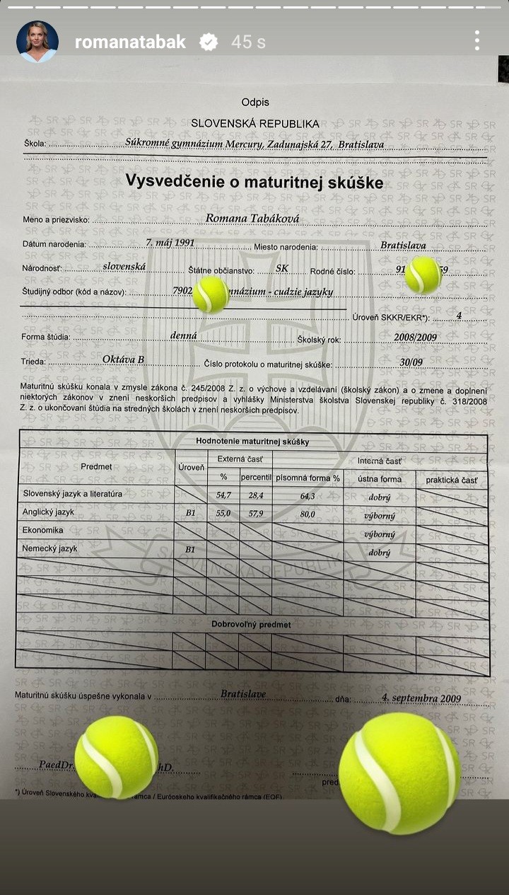 Romana Tabák ukázala maturitné vysvedčenie.