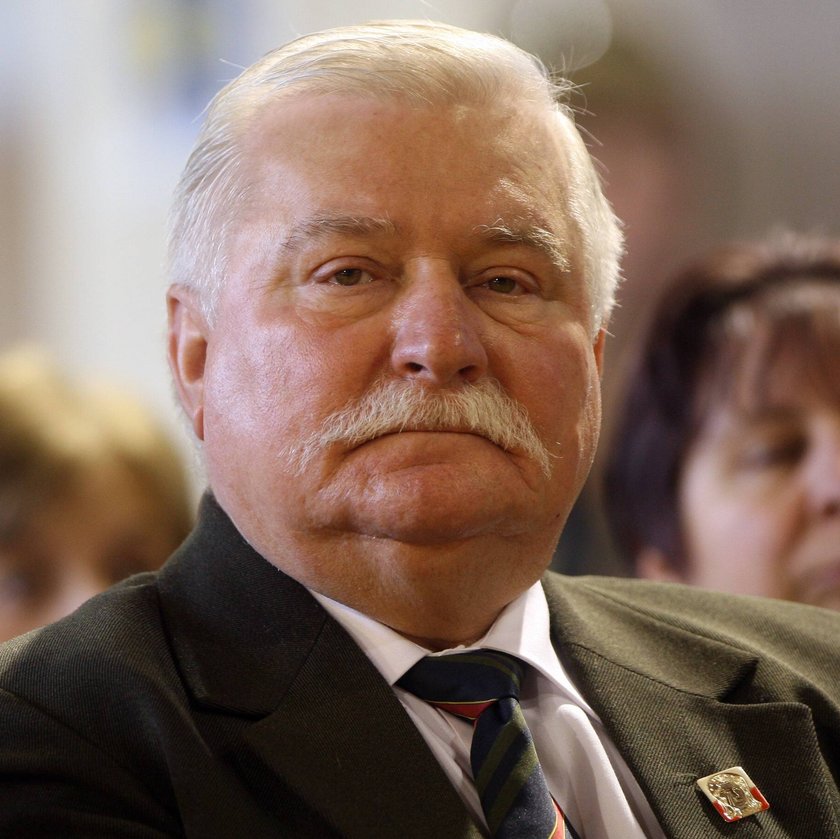 Wałęsa na grobie rodziców