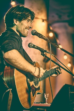 Codziennie śpiewa na balkonie. Osobliwa akcja polskiego muzyka [WIDEO]