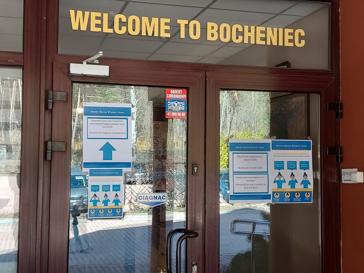 Wejście do kliniki w Bocheńcu