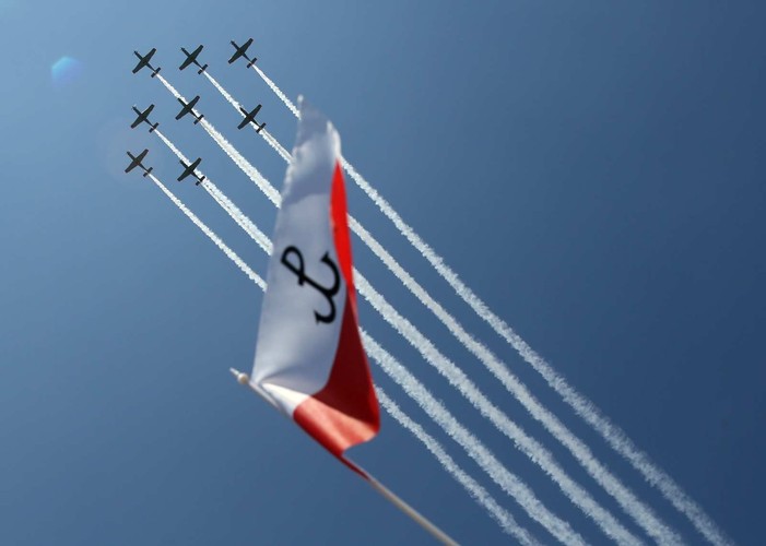 Parada lotnicza z udziałem samolotów i śmigłowców otworzyła defiladę wojskową, 15 bm.  (cat) PAP/Tomasz Gzell