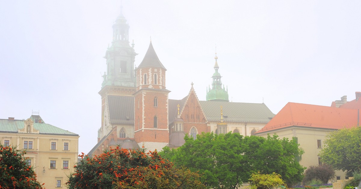 Jesienna aura w pełni. W poniedziałek IMGW ostrzega przed gęstą mgłą, zachmurzeniem i opadami