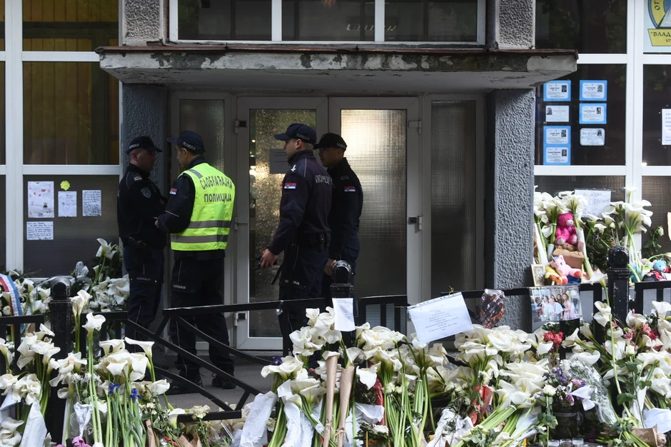 U pucnjavi u OŠ "Vladislav Ribnikar" ubijeno je devetoro dece i čuvar škole