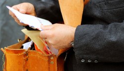 Lepsza okazja, by listonosze zażądali podwyżek, już im się w tym stuleciu nie przytrafi [FELIETON]