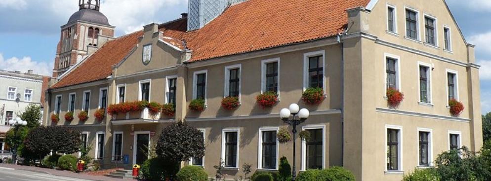 <strong>Barczewo</strong>
<br></br>
Miasto wybudowano na planie prostokąta z centralnym rynkiem. W części północno-wschodniej zlokalizowany został kościół farny pod wezwaniem św. Anny, a w części południowo-wschodniej kościół franciszkański św. Andrzeja. Na północ od kościoła farnego zlokalizowany był zamek biskupi, w którym rezydował burgrabia zarządzający jednym z komornictw Księstwa Warmińskiego. Funkcję burgrabiego pełnił m.in. Bartosz Kromer – brat biskupa Marcina Kromera. Miasto posiadało dwie bramy miejskie: Olsztyńską i Jeziorańską oraz Furtę Zamkową. Parafia w ówczesnym Wartemborku przed reformacją należała do archiprezbiteratu w Jezioranach. Na mocy pokoju toruńskiego miasto wraz z całą Warmią włączone zostało do Królestwa Polskiego. W 1538 Wartembork odwiedził Mikołaj Kopernik, który jako przedstawiciel kapituły towarzyszył biskupowi Janowi Dantyszkowi w czasie objazdu diecezji warmińskiej, gdy ten odbierał hołd od poddanych. W 1772 miasto wcielone zostało do Prus, i wraz z nimi weszło w 1871 w skład zjednoczonych Niemiec. W 1885 w Barczewie powstała trzecia na terenie Warmii polska księgarnia należąca do Adama Napieralskiego.
<br></br>