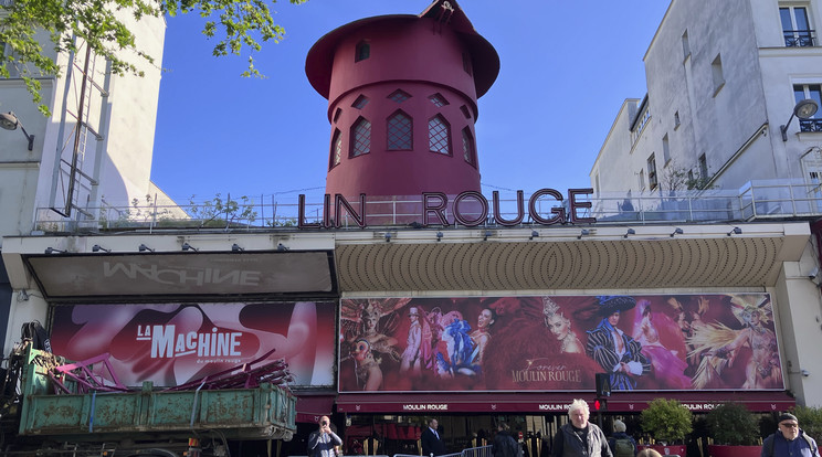 Teherautóval szállítják el a roncsdarabokat a párizsi Moulin Rouge mulatótól miután reggelre virradóan leszakadtak a 135 éves épület tornyának széllapátjai / Fotó: MTI-AP-Oleg Cetinic