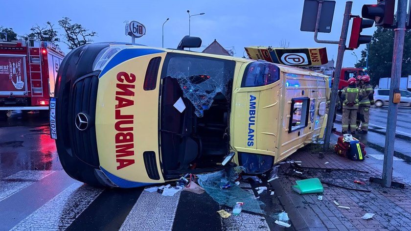 An ambulance accident in Legnica. Overturned ambulance, three injured people