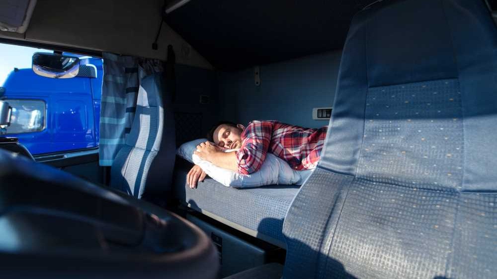 Spanie v kabíne kamiónu? V niektorých krajinách vás to môže stáť tisíce eur alebo dokonca auto.