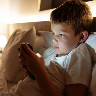 Dühkitörés, szorongás, alvászavar: így hat a gyerekekre a sok mobilozás
