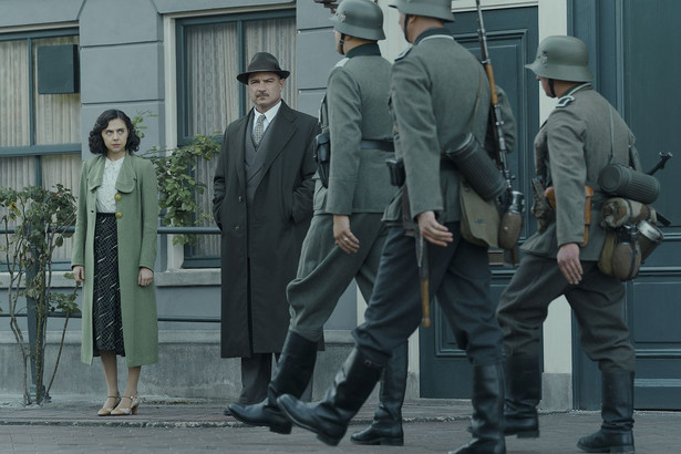 Bel Powley jako Miep Gies i Liev Schreiber jako Otto Frank w serialu "Światełko"